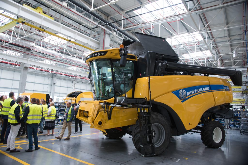 Modern Production Line Of Cx New Holland Combine Harvesters - Polska 